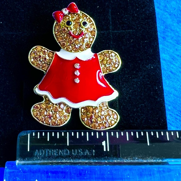 Heidi Daus 🆕 “Gingerly Gorgeous” Ginger Bread Girl enamel & crystals pin - Picture 4 of 5
